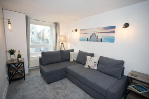 Bank Apartment - Prime Town Centre Location - Close to the beach!